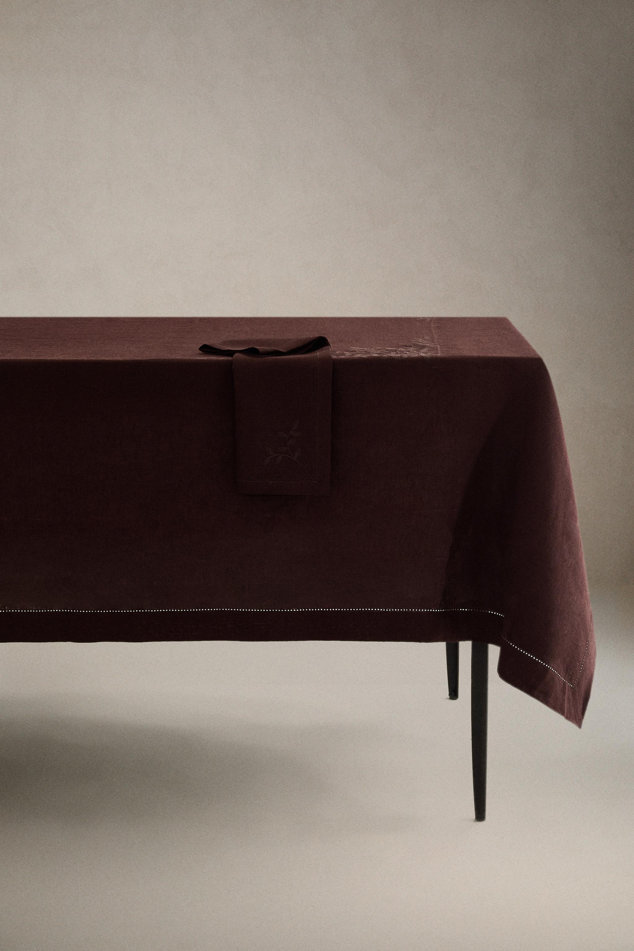 LINEN TABLECLOTH WITH FLORAL EMBROIDERY